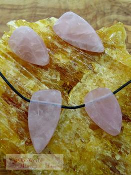 Preview: Freudentränen,  handgeschliffener Rosenquarz Schmuckanhänger (Var.1)